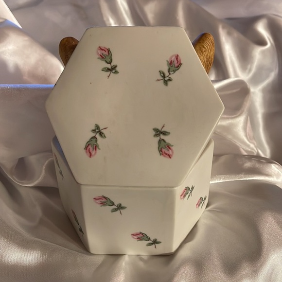 Ceramic MANN Music Box plays “Memories”from Cats. - Picture 4 of 9